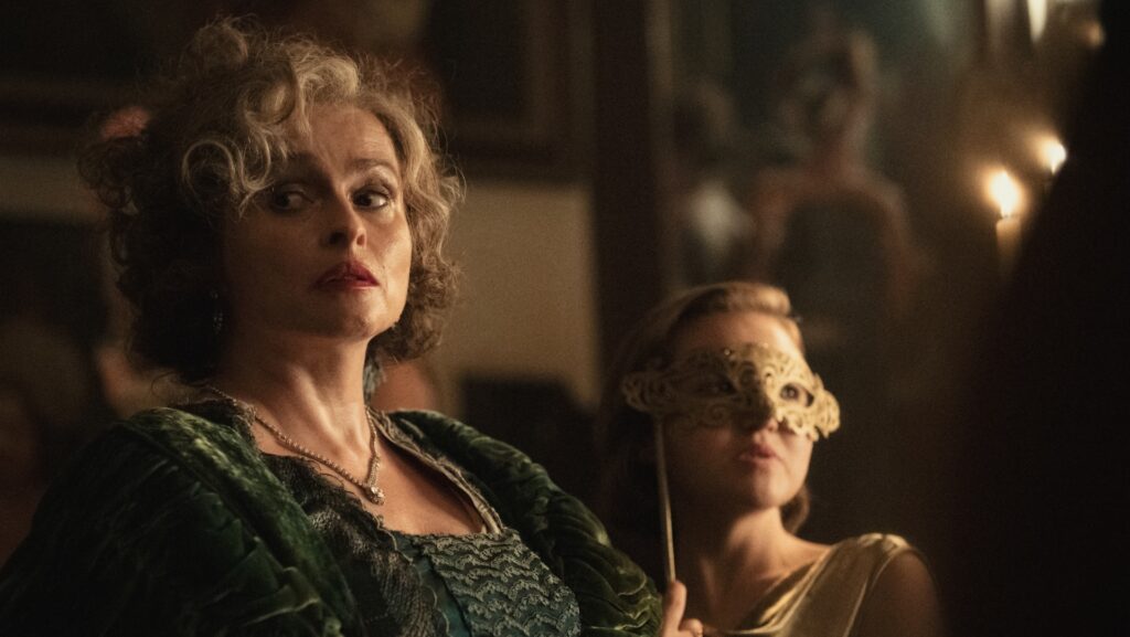 Helena Bonham Carter dans Les Sept Cadrans d'Agatha Christie // Source : Netflix Helena Bonham Carter dans Les Sept Cadrans d'Agatha Christie // Source : Netflix