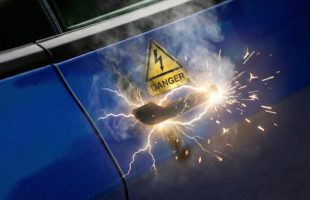 Les poignées de portes des Tesla peuvent être un danger en cas d'accident. // Source : Une par Robin San Vicente pour Numerama