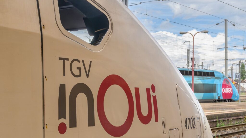 TGV Inoui et TGV OuiGo. // Source : Flickr/CC/Rob Dammers (image recadrée) TGV Inoui et TGV OuiGo. // Source : Flickr/CC/Rob Dammers (image recadrée)