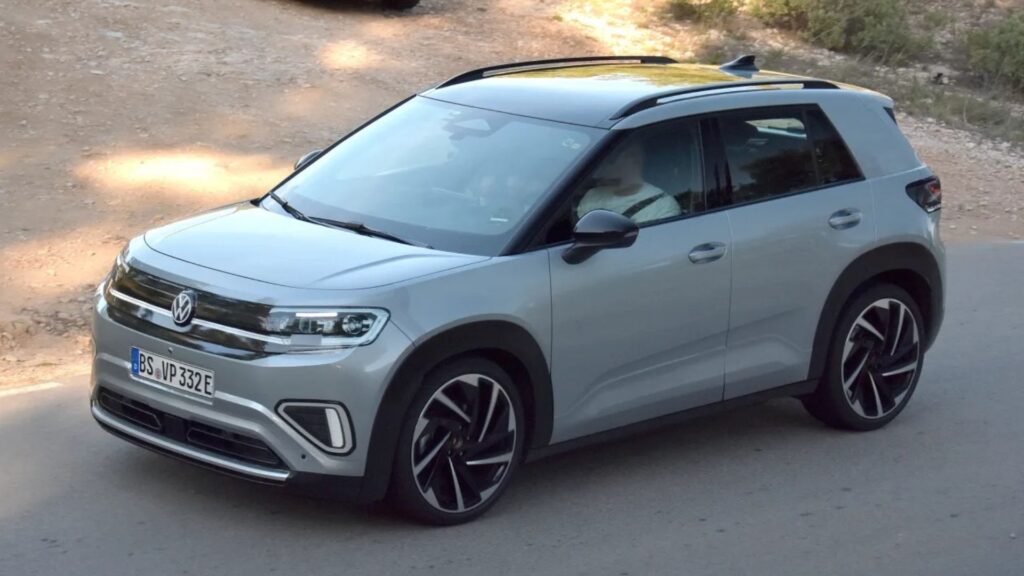 Le Volkswagen ID. Cross (2026) surpris presque sans camouflage. // Source : Auto Express Le Volkswagen ID. Cross (2026) surpris presque sans camouflage. // Source : Auto Express