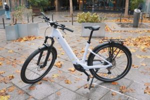 Le VTT urbain électrique Scott Axis 20 Wave // Source : Alfred Tertrais pour Numerama Le VTT urbain électrique Scott Axis 20 Wave // Source : Alfred Tertrais pour Numerama