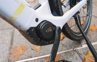 Le VTT urbain électrique Scott Axis 20 Wave // Source : Alfred Tertrais pour Numerama