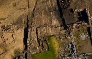 Vue aérienne des latrines. // Source : Infections parasitaires au fort romain de Vindolanda par le mur d'Hadrien, Royaume-Uni