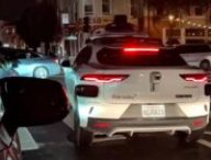 Un taxi autonome Waymo bloque une intersection. // Source : Vincent Woo via X