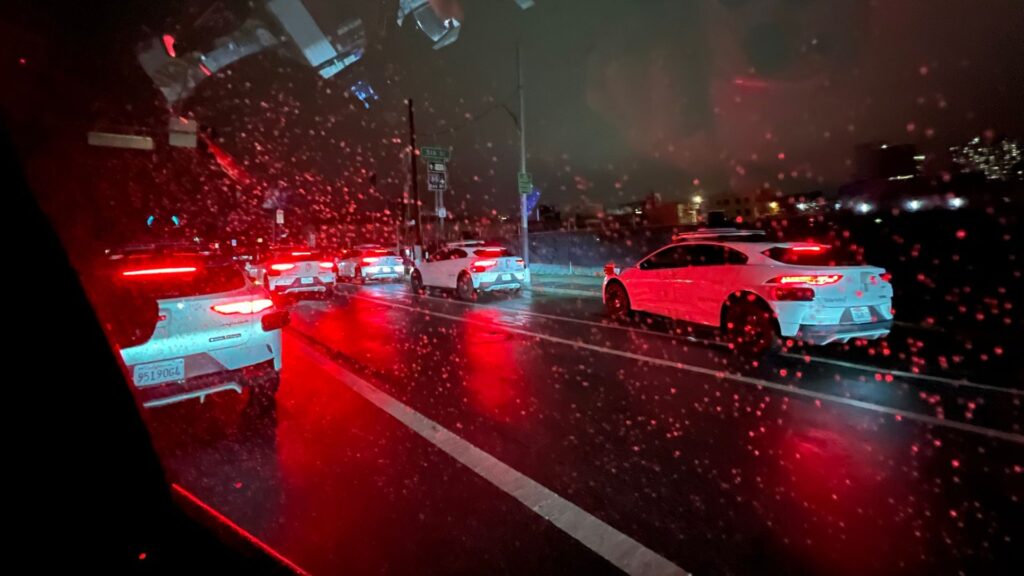 Des dizaines de Waymo bloqu&eacute;s &agrave; une intersection. // Source : Walden