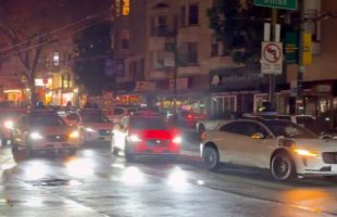 Les robotaxis Waymo ne savent plus quoi faire. // Source : Iago Maciel