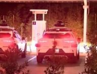 La recharge des taxis autonomes de Waymo la nuit gêne le voisinage. // Source : CBS News