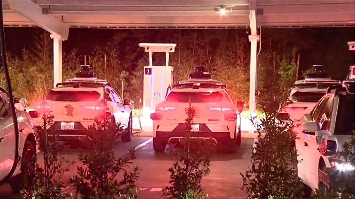 La recharge des taxis autonomes de Waymo la nuit gêne le voisinage. // Source : CBS News
