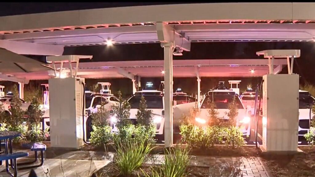 La recharge des taxis autonomes de Waymo la nuit gêne le voisinage. // Source : CBS News