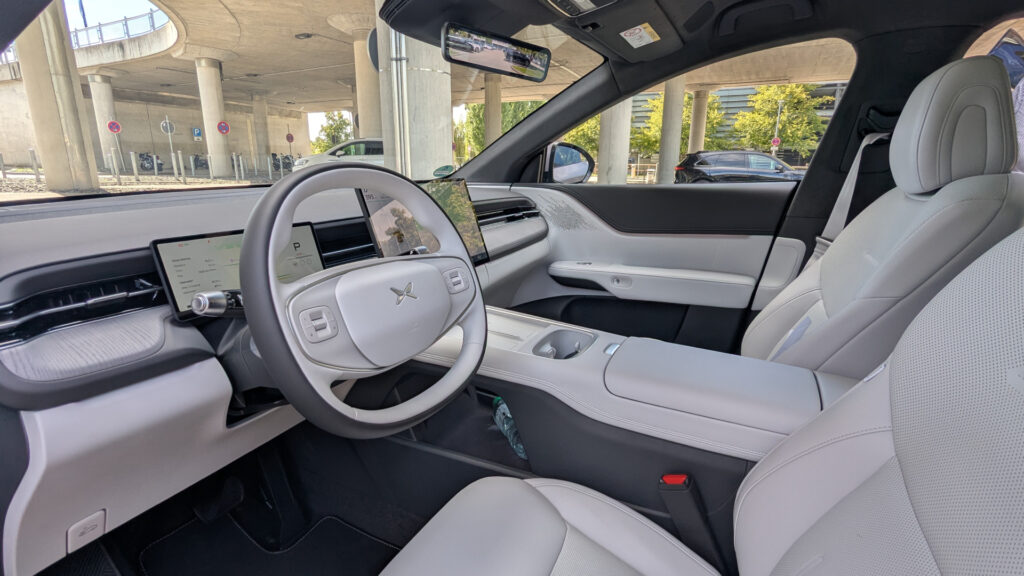 Intérieur blanc du Xpeng G6 restylé // Source : Raphaelle Baut pour Numerama Intérieur blanc du Xpeng G6 restylé // Source : Raphaelle Baut pour Numerama