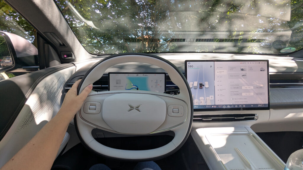 Au moins on a un écran derrière le volant sur ce Xpeng G6 // Source : Raphaelle Baut pour Numerama Au moins on a un écran derrière le volant sur ce Xpeng G6 // Source : Raphaelle Baut pour Numerama