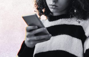 NRJ Mobile, Cdiscount Mobile et Auchan Telecom vont à leur tour appliquer 5 € de frais de résiliation à leurs offres. // Source : Numerama