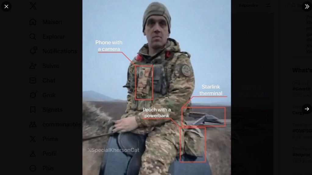 Selon l'utilisateur, l&rsquo;id&eacute;e serait de connecter le terminal &agrave; un smartphone port&eacute; dans une poche de poitrine par le cavalier. // Source : Special Kherson Cat ( @bayraktar_1love ) sur X