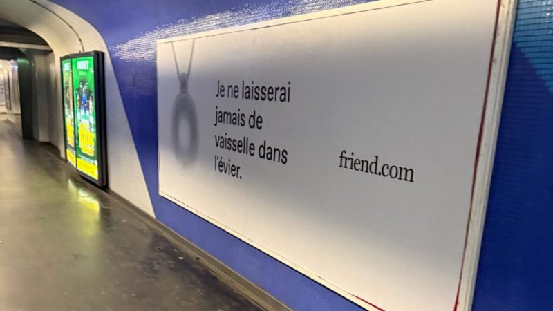 Qui est friend.com, la start-up dystopique qui s’offre une gigantesque campagne de pub à Paris ?