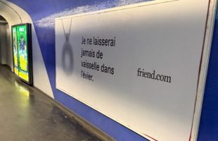 L'un des slogans aperçus à Paris pour friend.com. // Source : @amoursanssucre sur X