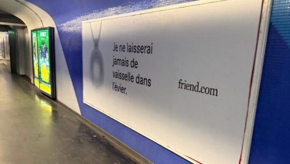 L'un des slogans aperçus à Paris pour friend.com. // Source : @amoursanssucre sur X