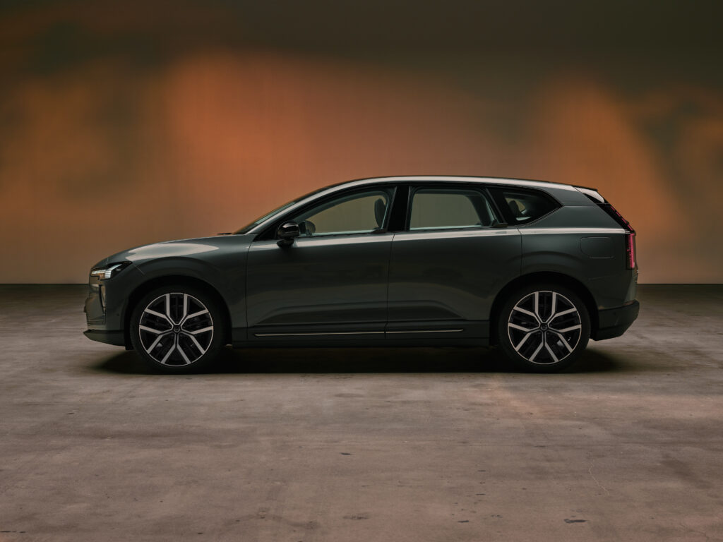 4,8 m&egrave;res de long, c'est plus long qu'un Model Y (4,75 m)