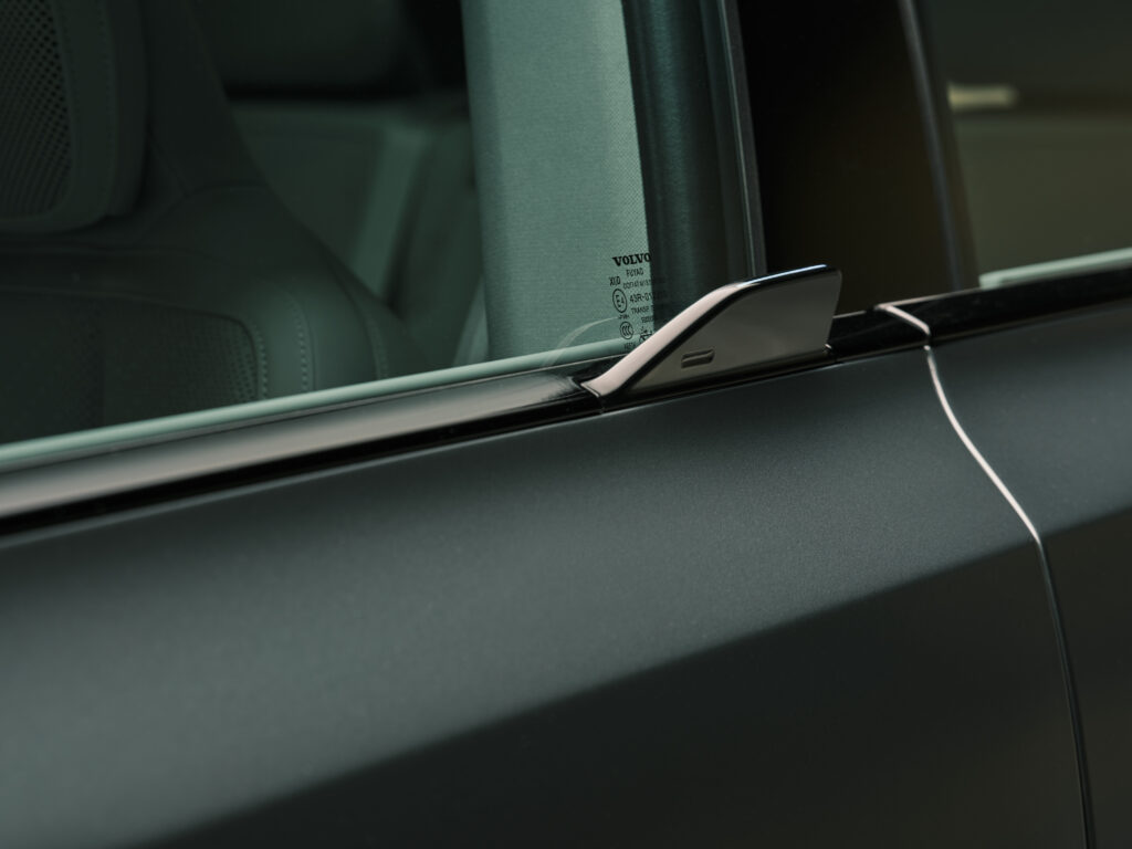 Une poign&eacute;e de porte en aileron de requin