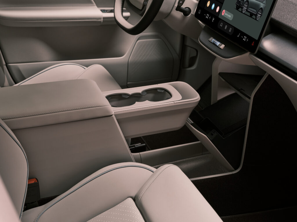 Pas de boite &agrave; gants, mais une sorte de poubelle qui s'ouvre manuellement // Source : Volvo