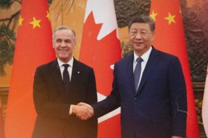 Mark Carney et Xi Jinping. // Source : Via X @MarkJCarney (photo recadrée et modifiée)