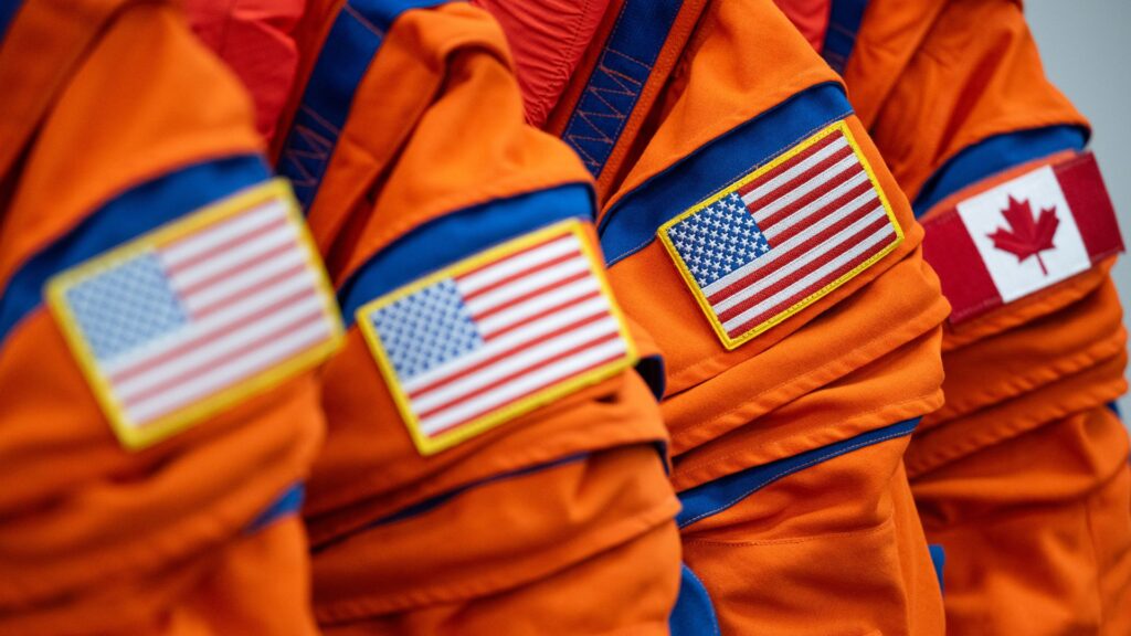 Les combinaisons des astronautes d'Artémis II. // Source : Flickr/Nasa (photo recadrée) Les combinaisons des astronautes d'Artémis II. // Source : Flickr/Nasa (photo recadrée)