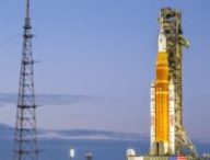 La fusée SLS pour la mission Artémis II. // Source : Flickr/Nasa ; photo modifiée