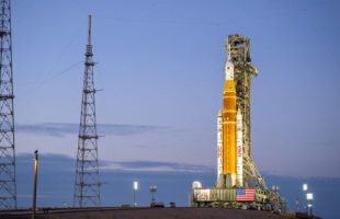 La fusée SLS pour la mission Artémis II. // Source : Flickr/Nasa ; photo modifiée