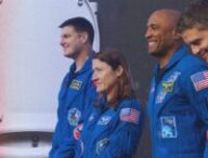 Comment feront les astronautes pour aller aux toilettes ? // Source : Via Flickr/Nasa ; montage Numerama avec Canva