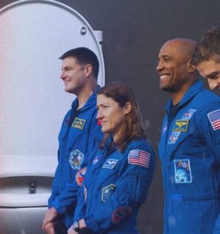 Comment feront les astronautes pour aller aux toilettes ? // Source : Via Flickr/Nasa ; montage Numerama avec Canva