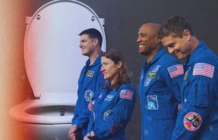 Comment feront les astronautes pour aller aux toilettes ? // Source : Via Flickr/Nasa ; montage Numerama avec Canva Comment feront les astronautes pour aller aux toilettes ? // Source : Via Flickr/Nasa ; montage Numerama avec Canva