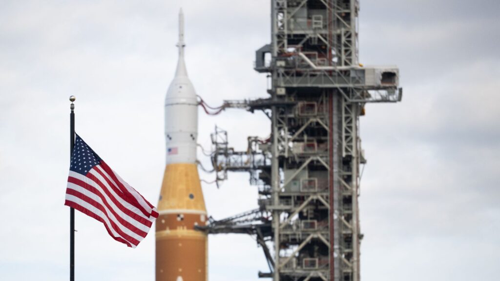 La fus&eacute;e SLS d'Art&eacute;mis II roulant vers son pas de tir. // Source : Flickr/CC/Nasa HQ Photos (image modifi&eacute;e)