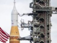 La fusée SLS d'Artémis II roulant vers son pas de tir. // Source : Flickr/CC/Nasa HQ Photos (image modifiée)