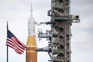 La fusée SLS d'Artémis II roulant vers son pas de tir. // Source : Flickr/CC/Nasa HQ Photos (image modifiée)