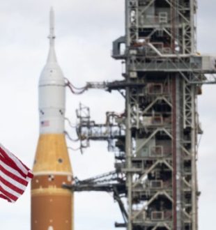 La fusée SLS d'Artémis II roulant vers son pas de tir. // Source : Flickr/CC/Nasa HQ Photos (image modifiée)