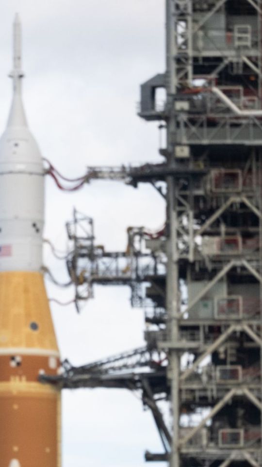 La fusée SLS d'Artémis II roulant vers son pas de tir. // Source : Flickr/CC/Nasa HQ Photos (image modifiée)