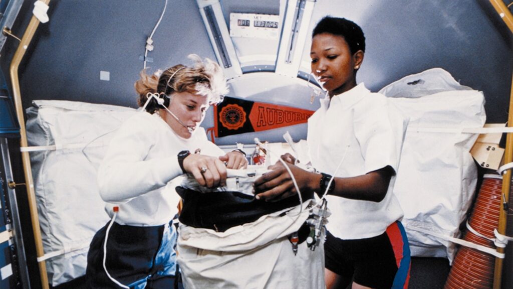 Mae Jemison lors de sa mission.