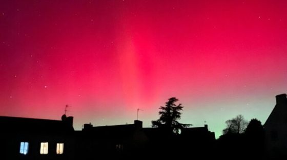 Aurores boréales observées près de Quimper. // Source : Via X @MathildeLeBars (photo recadrée)