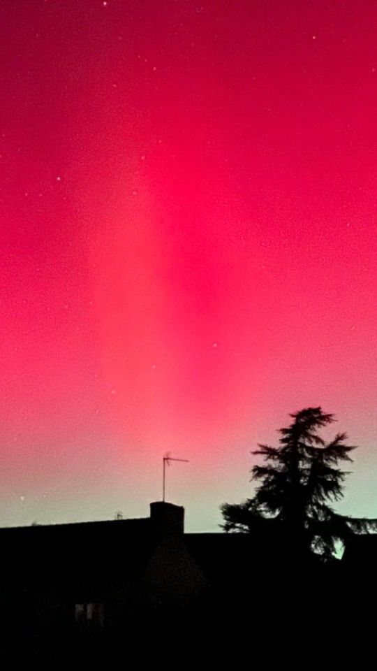 Aurores boréales observées près de Quimper. // Source : Via X @MathildeLeBars (photo recadrée)