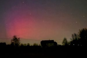 Aurores boréales en Isère. // Source : Via X @signoukette (image recadrée) Aurores boréales en Isère. // Source : Via X @signoukette (image recadrée)