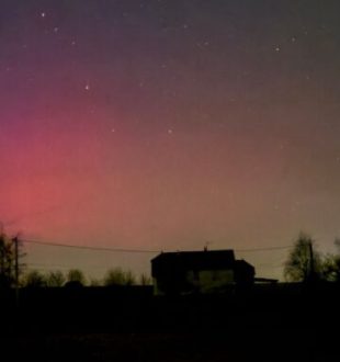 Aurores boréales en Isère. // Source : Via X @signoukette (image recadrée) Aurores boréales en Isère. // Source : Via X @signoukette (image recadrée)