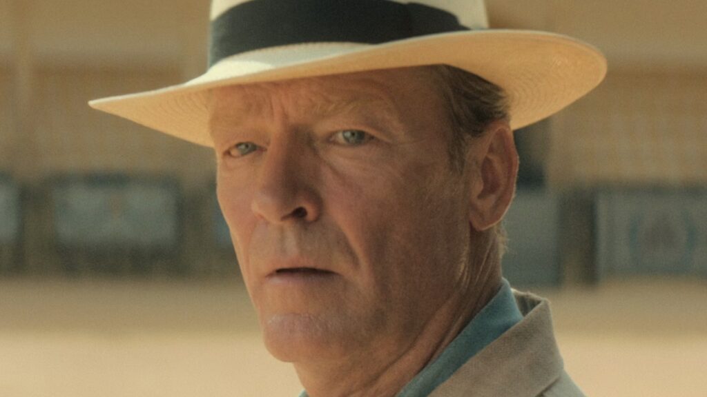 Iain Glen dans Les Sept Cadrans d'Agatha Christie // Source : Netflix Iain Glen dans Les Sept Cadrans d'Agatha Christie // Source : Netflix