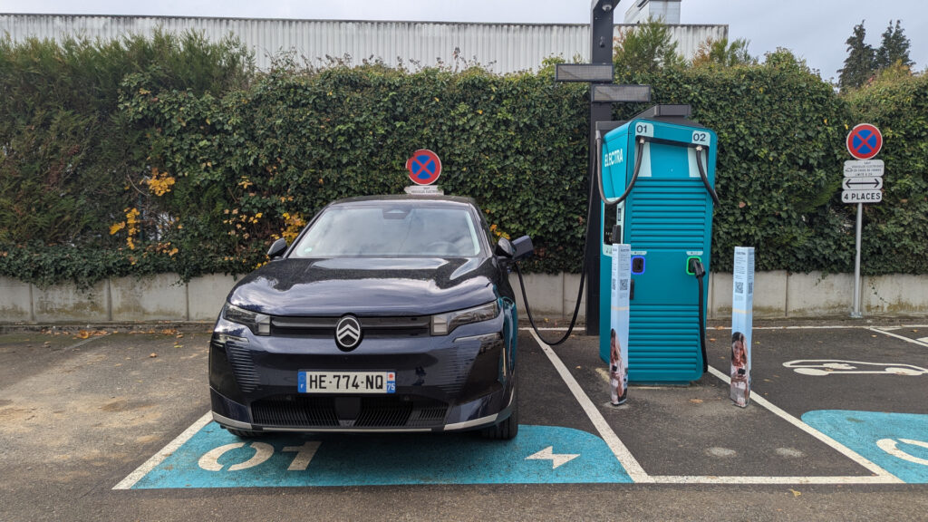 Citroën E-C5 Aircross en recharge sir Electra // Source : Raphaelle Baut pour Numerama