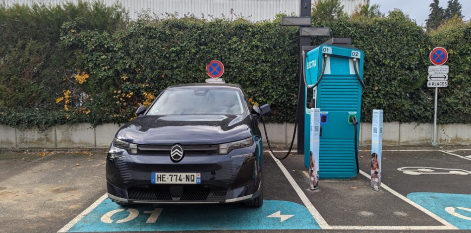 Citroën E-C5 Aircross en recharge sir Electra // Source : Raphaelle Baut pour Numerama