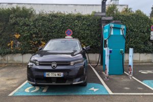 Citroën E-C5 Aircross en recharge sir Electra // Source : Raphaelle Baut pour Numerama