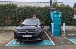 Citroën E-C5 Aircross en recharge sir Electra // Source : Raphaelle Baut pour Numerama