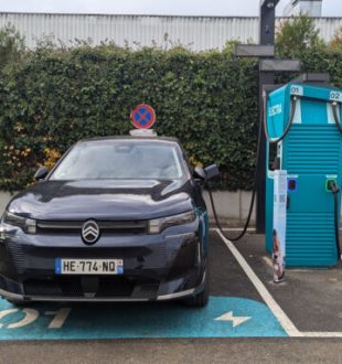 Citroën E-C5 Aircross en recharge sir Electra // Source : Raphaelle Baut pour Numerama