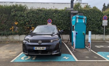 Citroën E-C5 Aircross en recharge sir Electra // Source : Raphaelle Baut pour Numerama