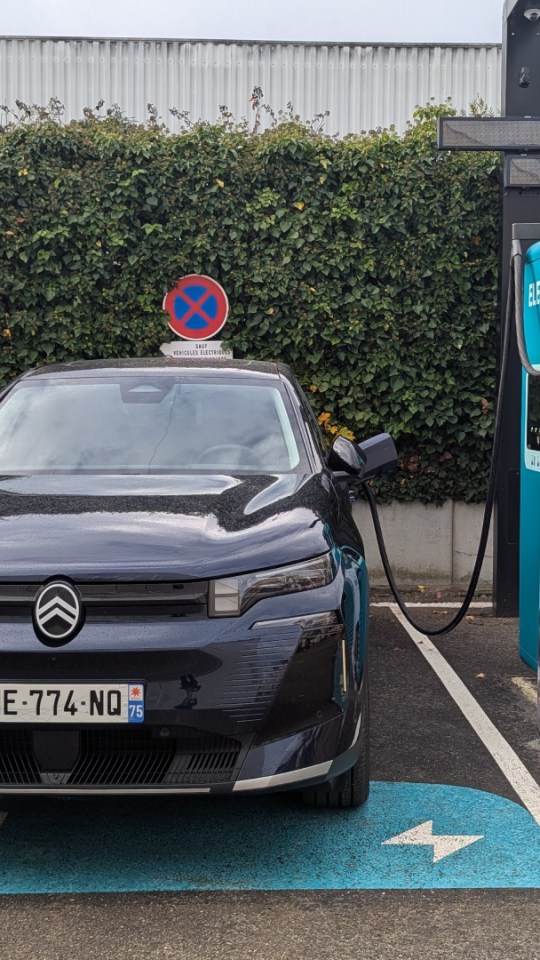 Citroën E-C5 Aircross en recharge sir Electra // Source : Raphaelle Baut pour Numerama