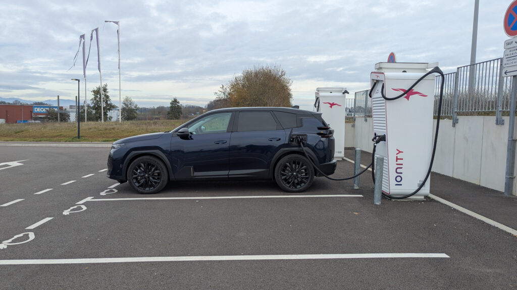 Citro&euml;n &euml;-C5 Aircross en charge chez Ionity // Source : Raphaelle Baut pour Numerama