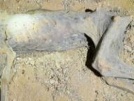 Momie sur le site de découverte à l'intérieur de la grotte. // Source : Communication, Earth and Environment